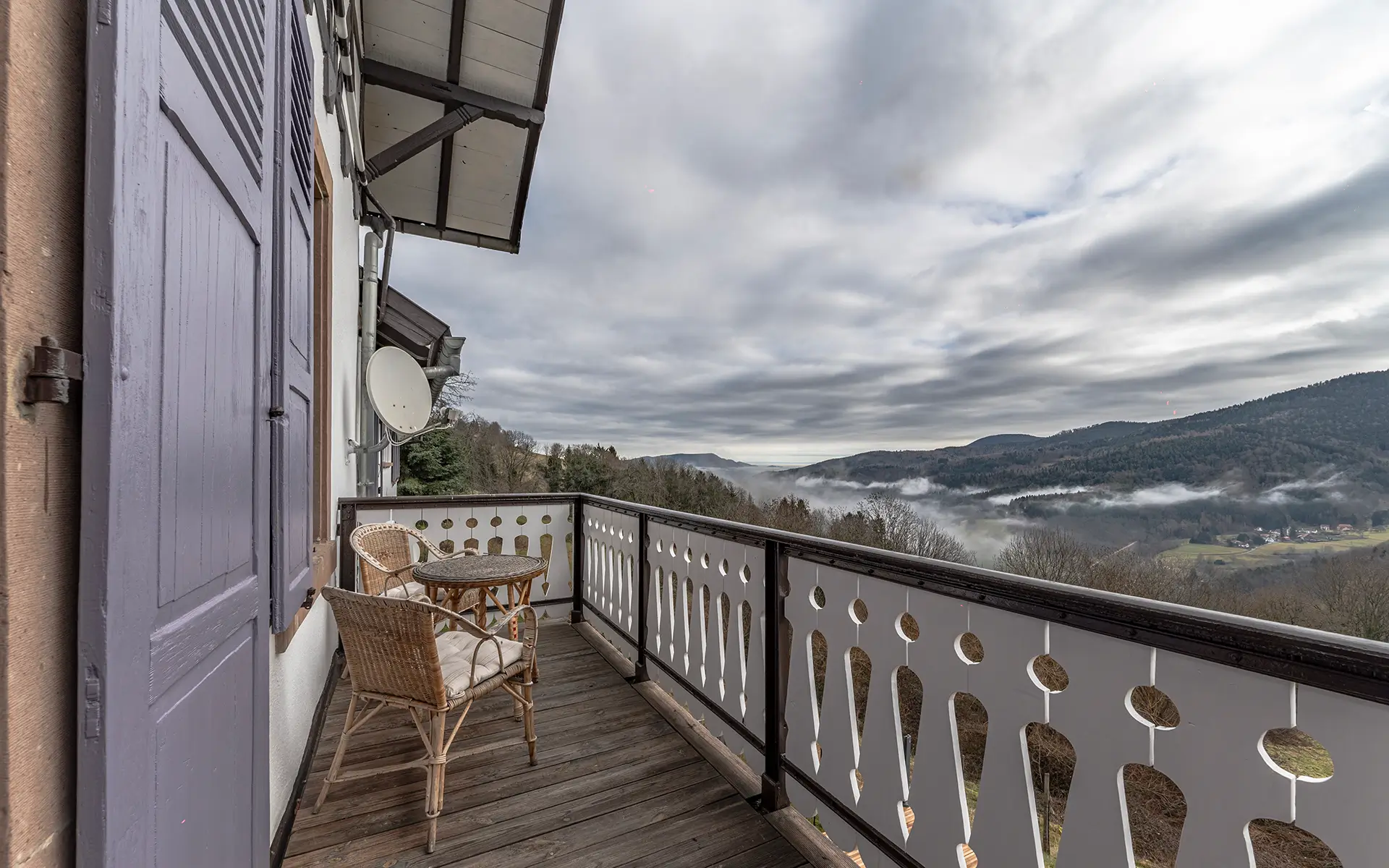 Terrasse de la résidence bourgeoise rénovée au cœur du Val d’Argent à vendre - Arrière-Cour, agence immobilière spécialisée dans le Haut-Rhin