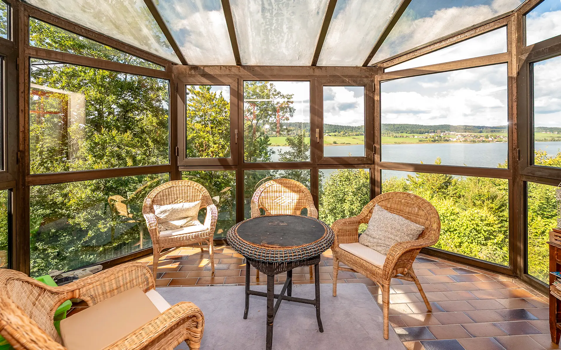 Vue de la maison des années 30 à Malbuisson avec vue lac à vendre - Arrière-Cour, agence immobilière spécialisée dans le Doubs