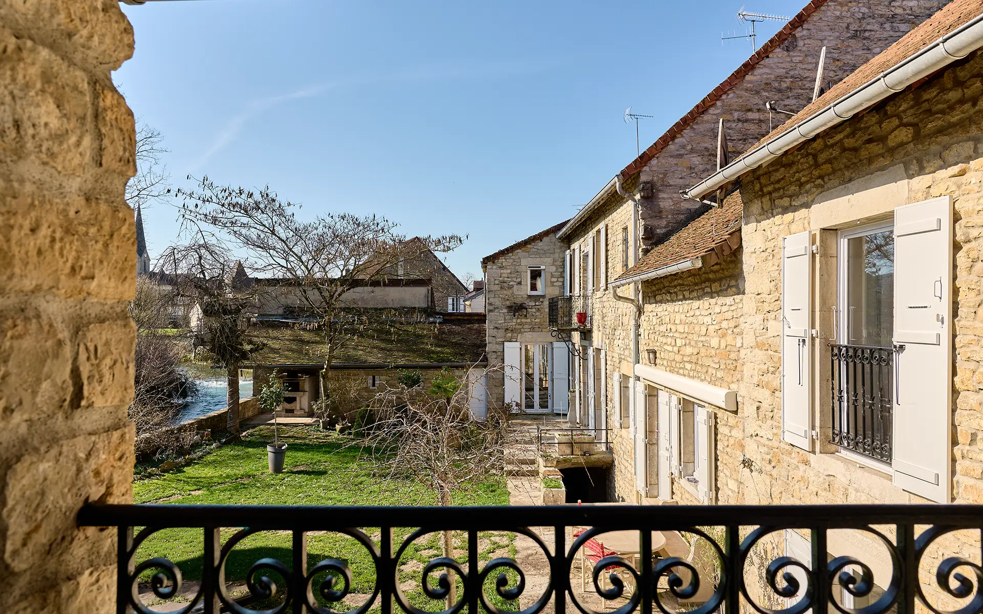 Verdure de la maison en pierre à Voiteur au bord de la Seille à vendre - Arrière-Cour, agence immobilière spécialisée dans le Jura