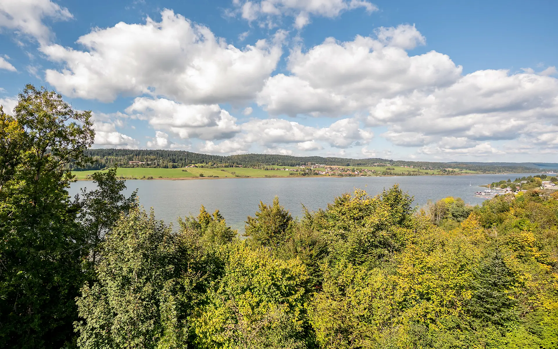 Vue de la maison des années 30 à Malbuisson avec vue lac à vendre - Arrière-Cour, agence immobilière spécialisée dans le Doubs