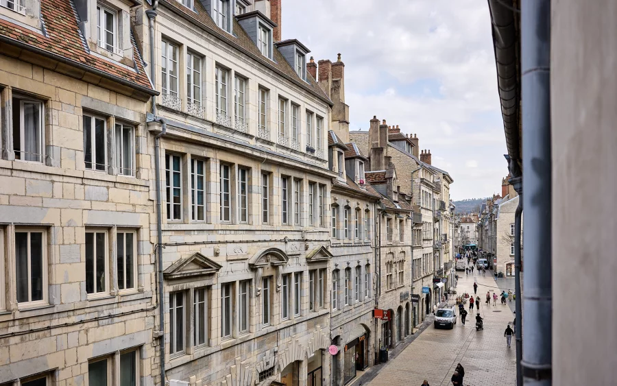 Vue sur la rue de l'appartement haussmannien dans le centre historique de Besançon à vendre - Arrière-Cour, agence immobilière spécialisée dans le Doubs