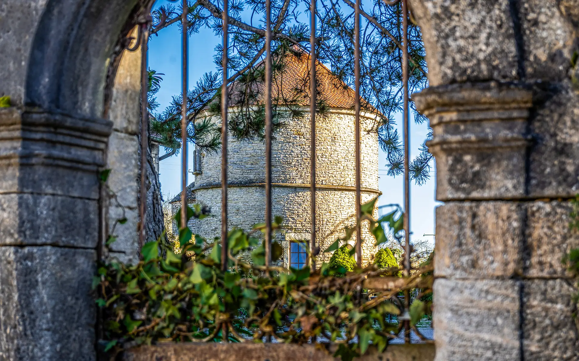 Vue sur la tour du domaine seigneurial des XVe-XVIe siècle près de Dijon à vendre - Arrière-Cour, agence immobilière spécialisée en Côte-d'Or