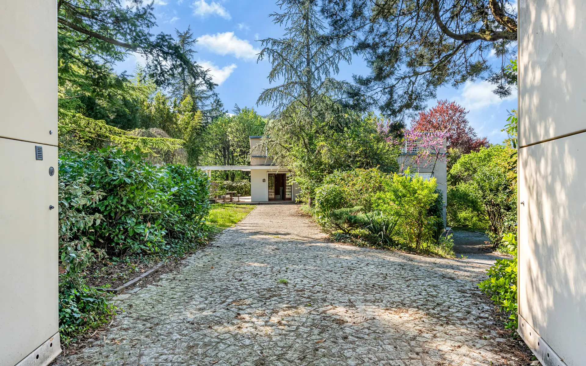 Allée en pave d'une maison dans un parc à Curis-au-Mont-d’Or à vendre - Arrière-Cour, agence immobilière spécialisée dans le Rhône