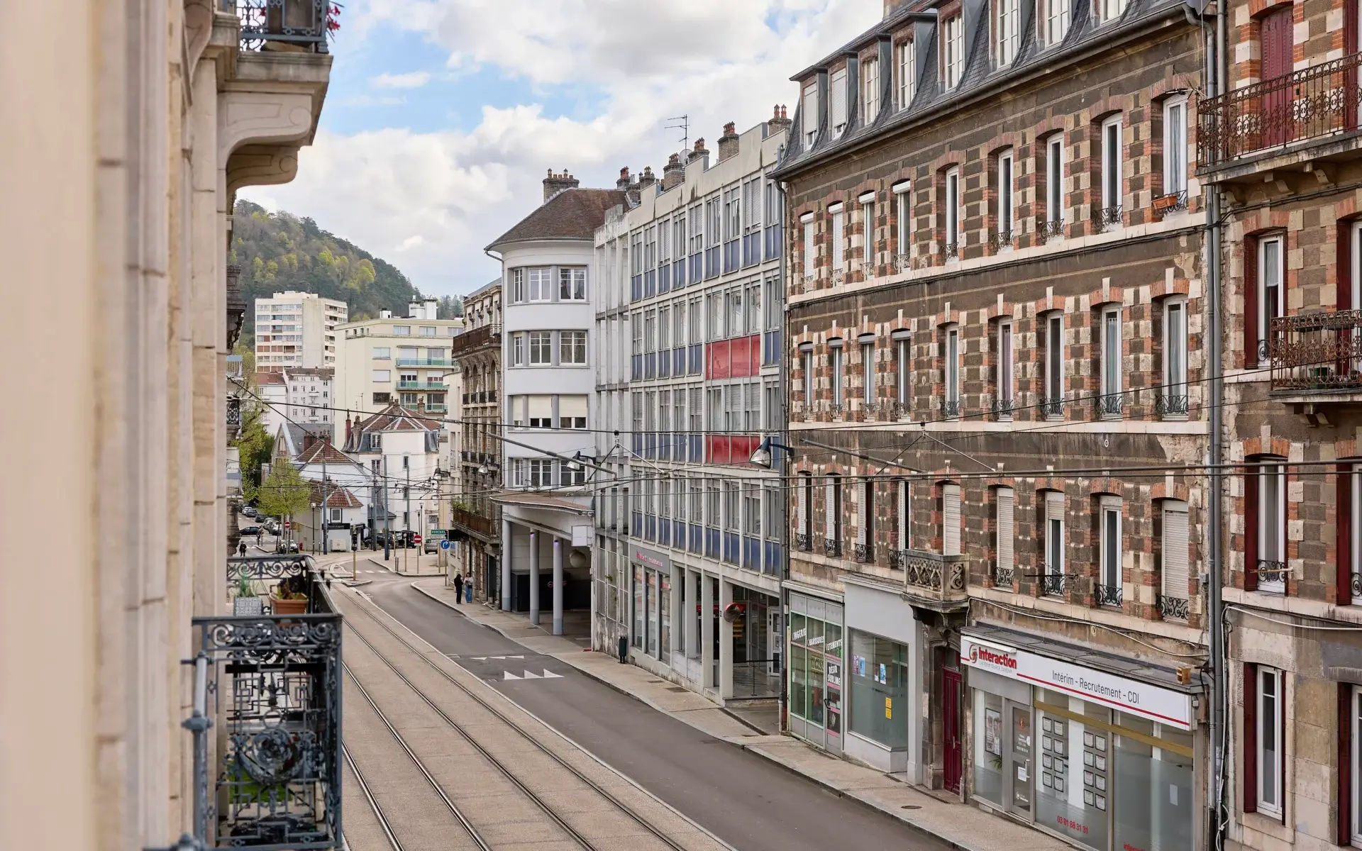 Balcon de l'appartement de caractère aux Chaprais à vendre - Arrière-Cour, agence immobilière spécialisée dans le Doubs