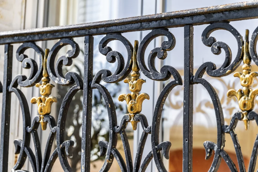 Balcon du château et ses dépendances en Bourgogne à vendre - Arrière-Cour, agence immobilière spécialisée en Bourgogne