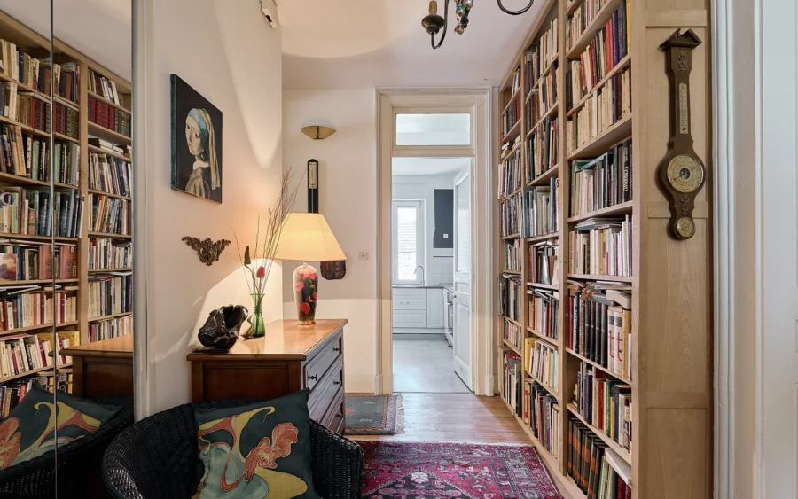 Bibliothèque de l'appartement de caractère aux Chaprais à vendre - Arrière-Cour, agence immobilière spécialisée dans le Doubs