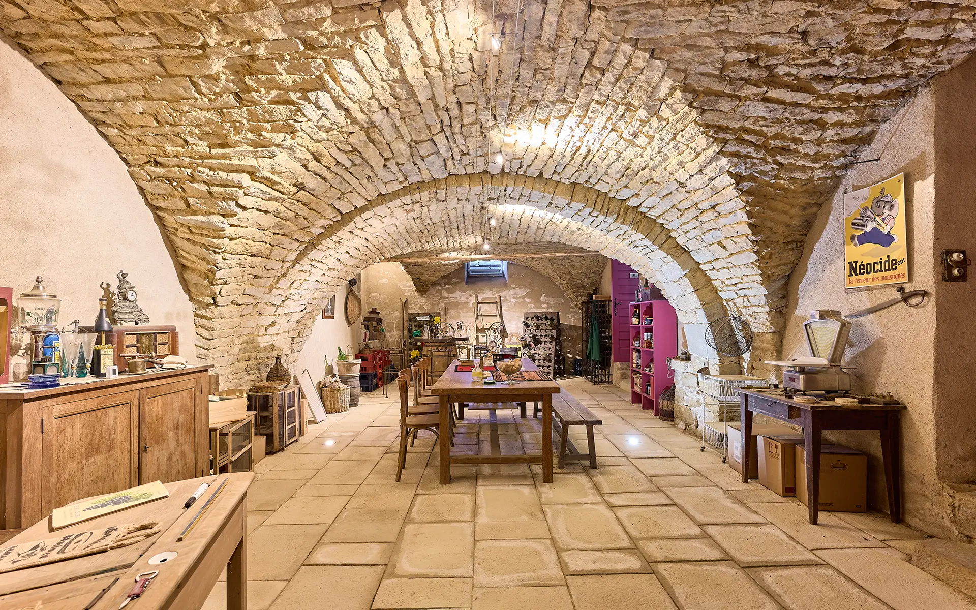 Cave sur le Prieuré de l’étoile aux portes de Lons-le-Saunier à vendre - Arrière-Cour, agence immobilière spécialisée dans le Jura