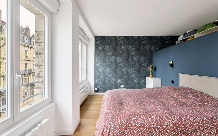 Chambre de l'appartement rénové avec terrasse Besançon à vendre - Arrière-Cour, agence immobilière spécialisée dans le Doubs