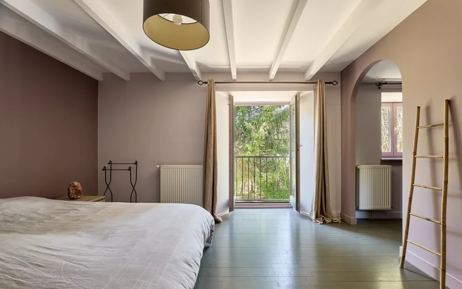 Chambre du moulin XVIIIe siècle rénové, à Rioz à vendre - Arrière-Cour, agence immobilière spécialisée en Haute-Saône