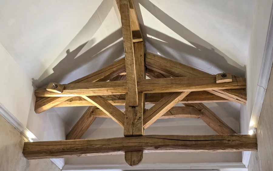 Charpente du manoir néoclassique en Occitanie à vendre - Arrière-Cour, agence immobilière spécialisée en Tarn-et-Garonne