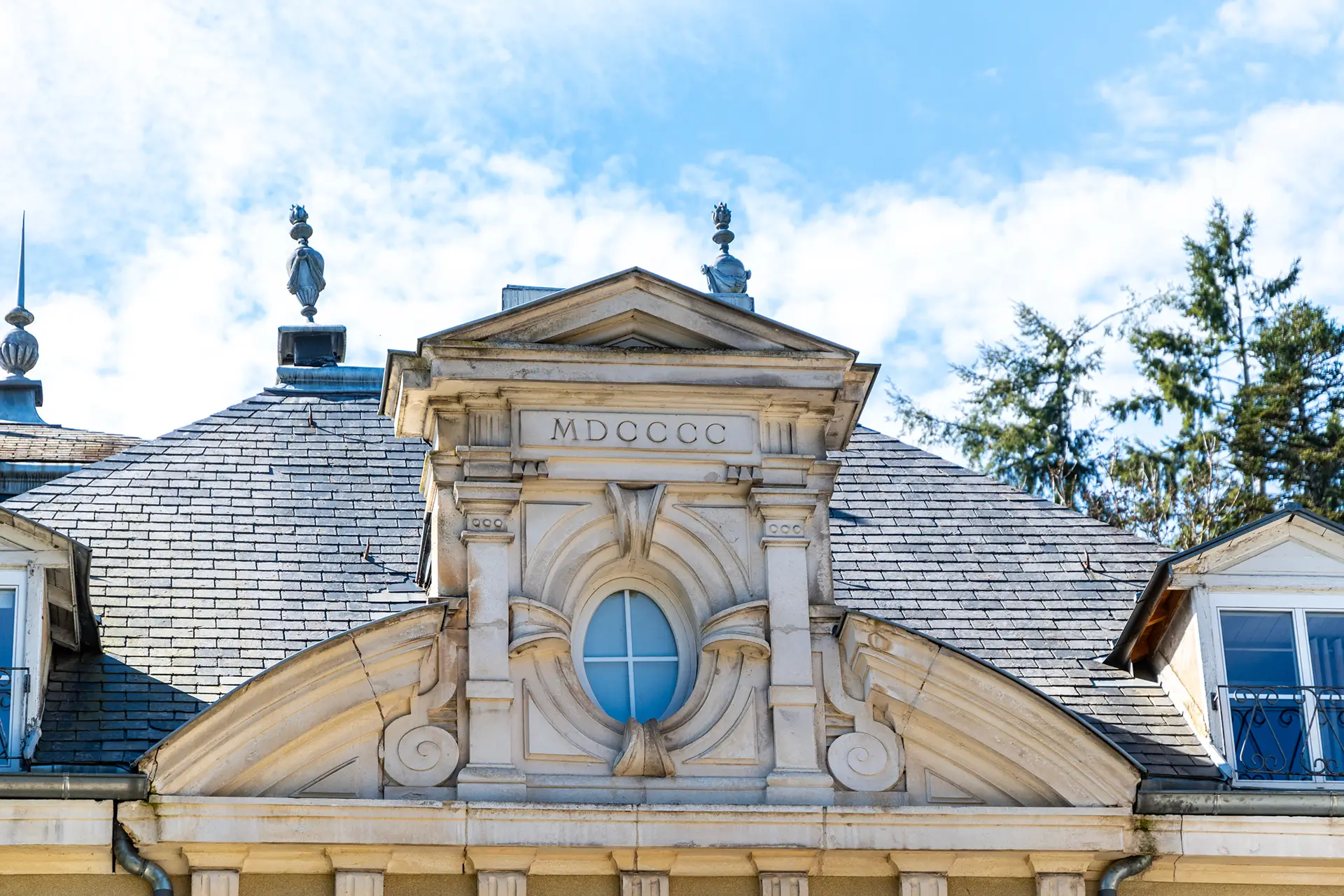Façade du château et ses dépendances en Bourgogne à vendre - Arrière-Cour, agence immobilière spécialisée en Bourgogne