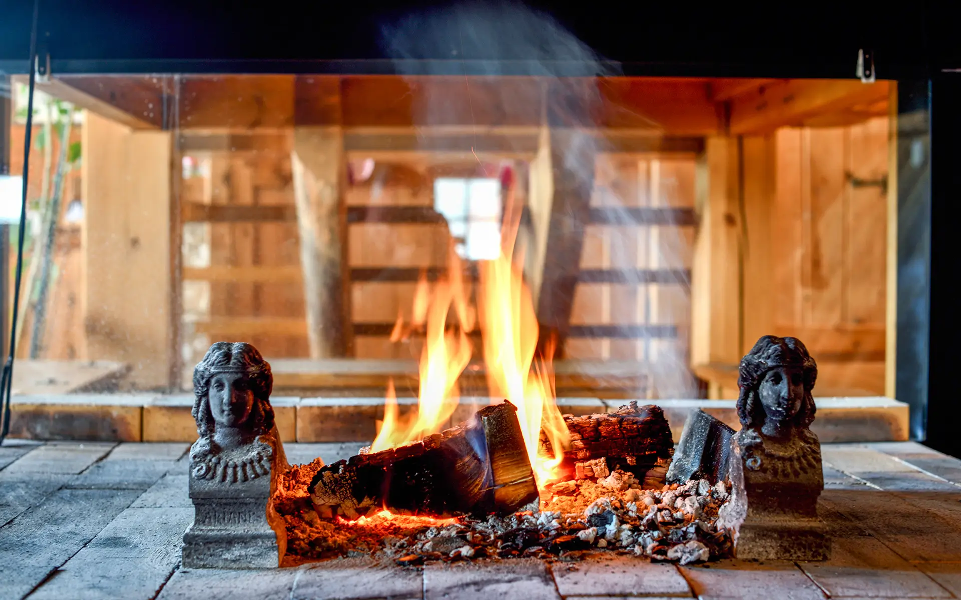 Cheminée de la ferme rénovée aux Rousses dans le Jura à vendre - Arrière-Cour, agence immobilière spécialisée dans le Jura