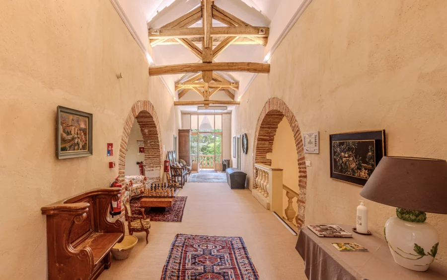 Couloir du manoir néoclassique en Occitanie à vendre - Arrière-Cour, agence immobilière spécialisée en Occitanie