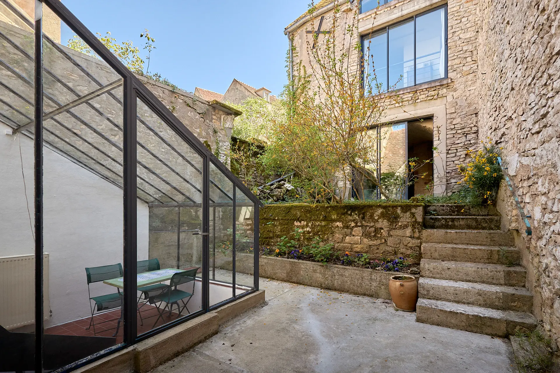 Cour intérieure de la maison Badovici Gray, à Vézelay à vendre - Arrière-Cour, agence immobilière spécialisée dans la Yonne