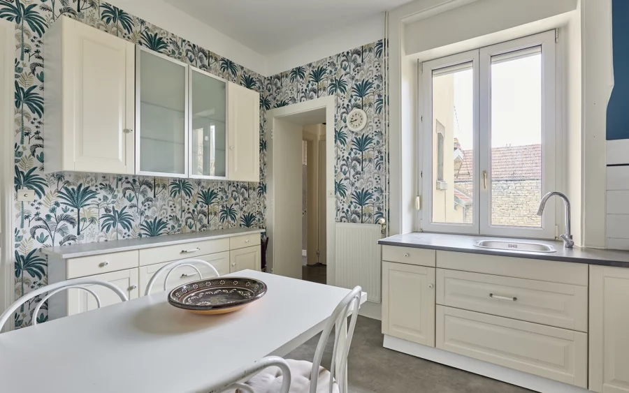 Cuisine de l'appartement de caractère aux Chaprais à vendre - Arrière-Cour, agence immobilière spécialisée dans le Doubs