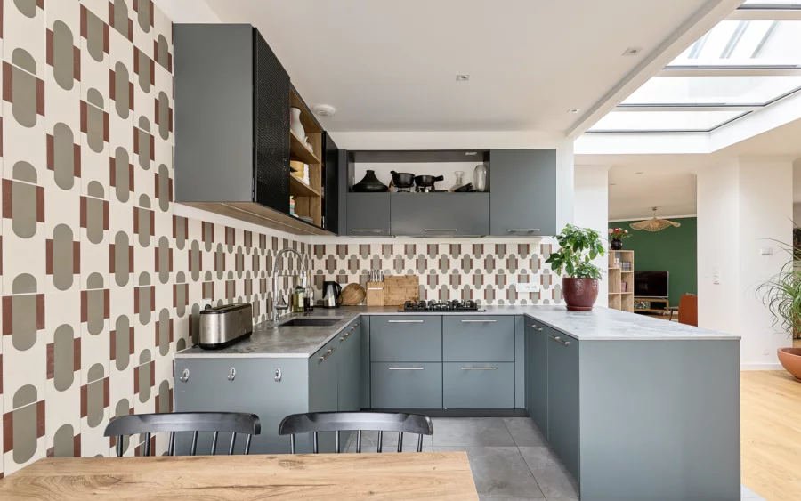 Cuisine de l'appartement rénové avec terrasse Besançon à vendre - Arrière-Cour, agence immobilière spécialisée dans le Doubs