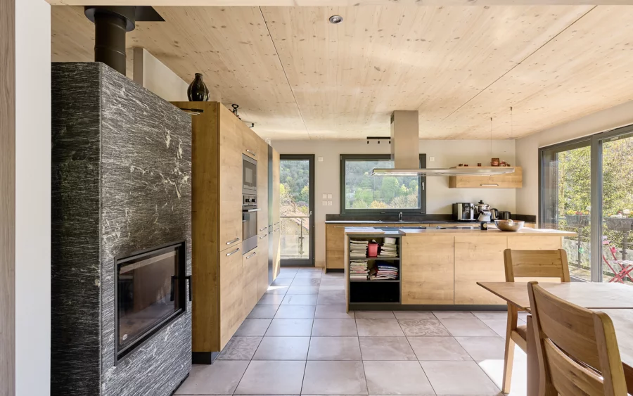 Cuisine de la maison contemporaine en bois à Besançon à vendre - Arrière-Cour, agence immobilière spécialisée dans le Doubs