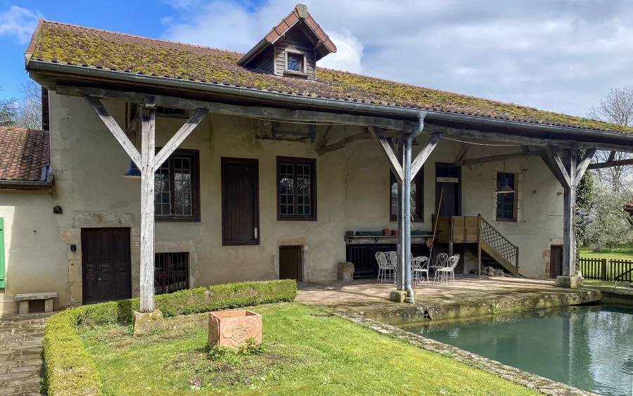 Dépendance de la propriété avec moulin ancien en Haute-Marne à vendre - Arrière-Cour, agence immobilière spécialisée en Haute-Marne