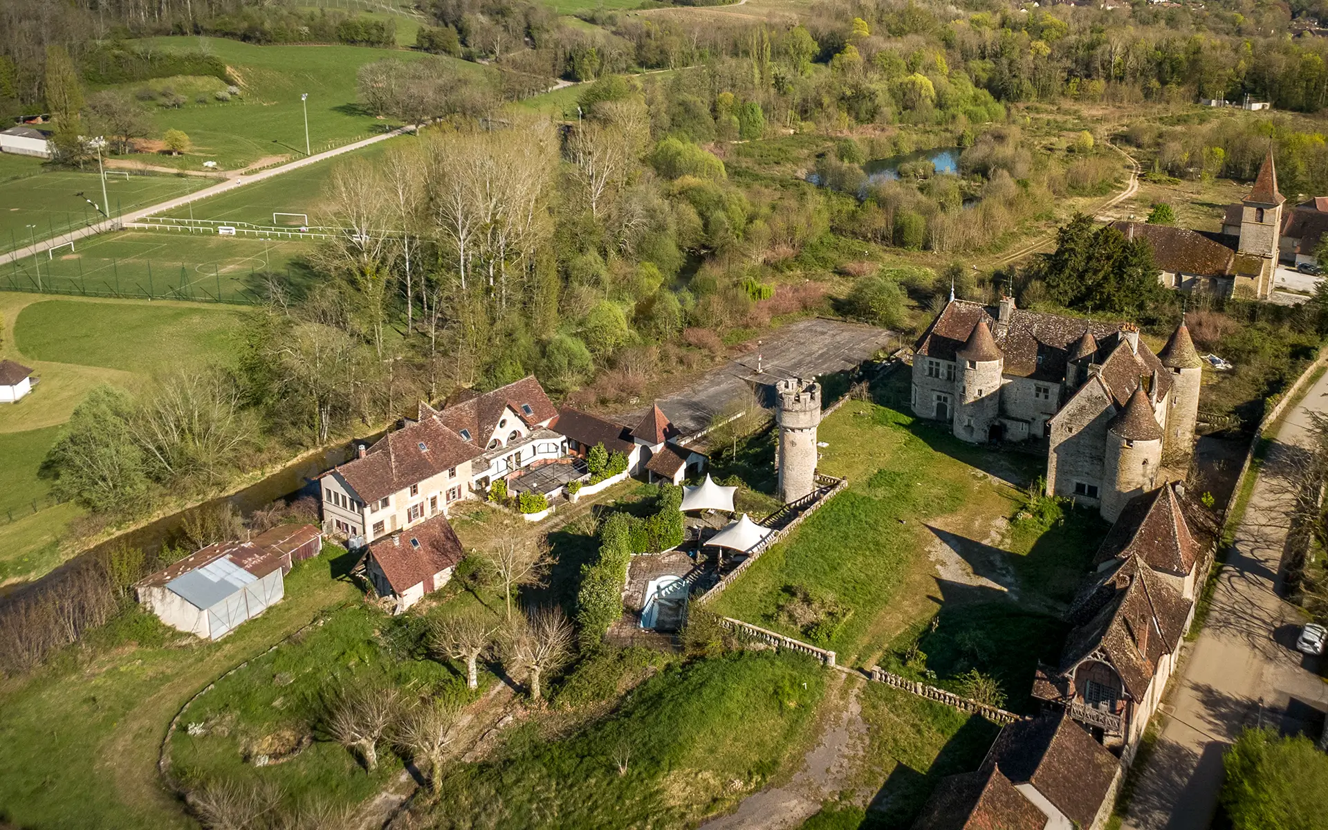 Ensemble du domaine du XVe siècle à Domblans à vendre - Arrière-Cour, agence immobilière spécialisée dans le Jura