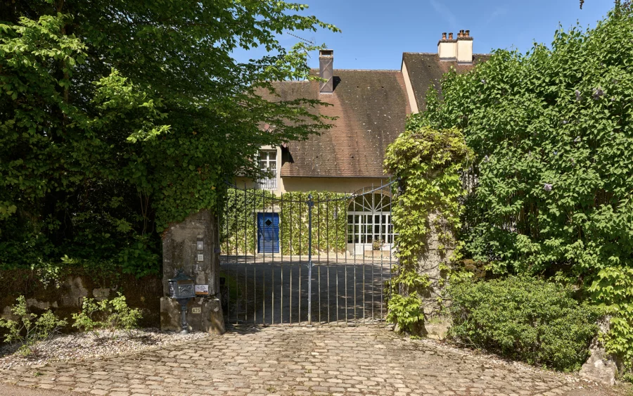 Entrée sur le Prieuré de l’étoile aux portes de Lons-le-Saunier à vendre - Arrière-Cour, agence immobilière spécialisée dans le Jura