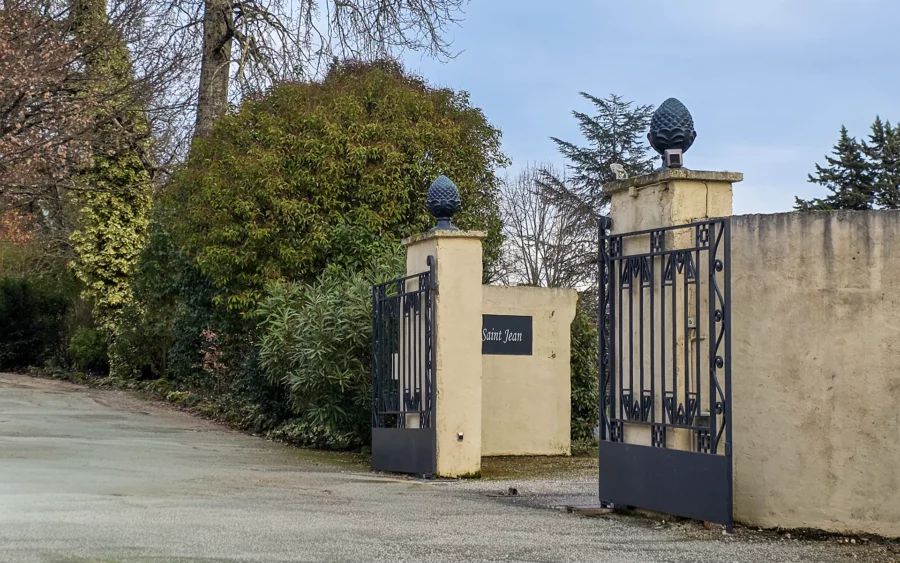 Entrée du manoir néoclassique en Occitanie à vendre - Arrière-Cour, agence immobilière spécialisée en Tarn-et-Garonne