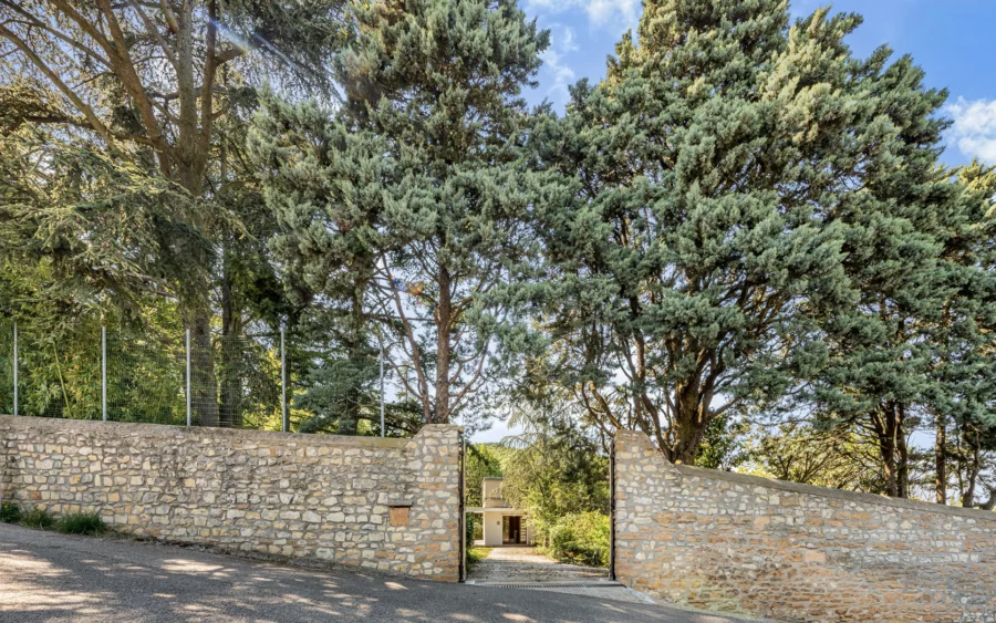 Entrée d'une maison dans un parc à Curis-au-Mont-d’Or à vendre - Arrière-Cour, agence immobilière spécialisée dans le Rhône