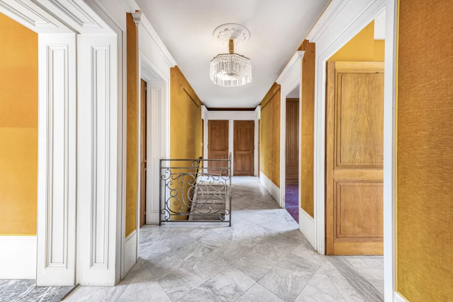 Escalier d'une maison dans un parc à Curis-au-Mont-d’Or à vendre - Arrière-Cour, agence immobilière spécialisée dans le Rhône