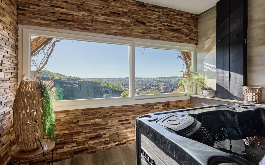 Espace jacuzzi des terrasses de Besançon à vendre - Arrière-Cour, agence immobilière spécialisée dans le Doubs