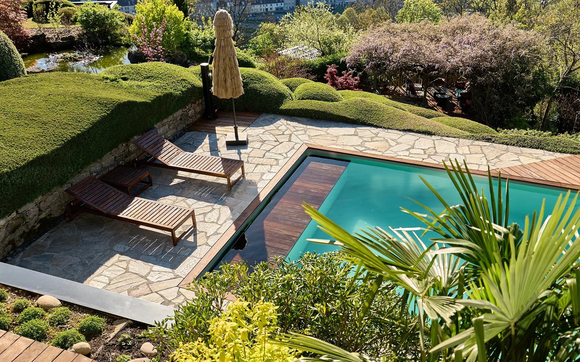 Espace piscine des terrasses de Besançon à vendre - Arrière-Cour, agence immobilière spécialisée dans le Doubs