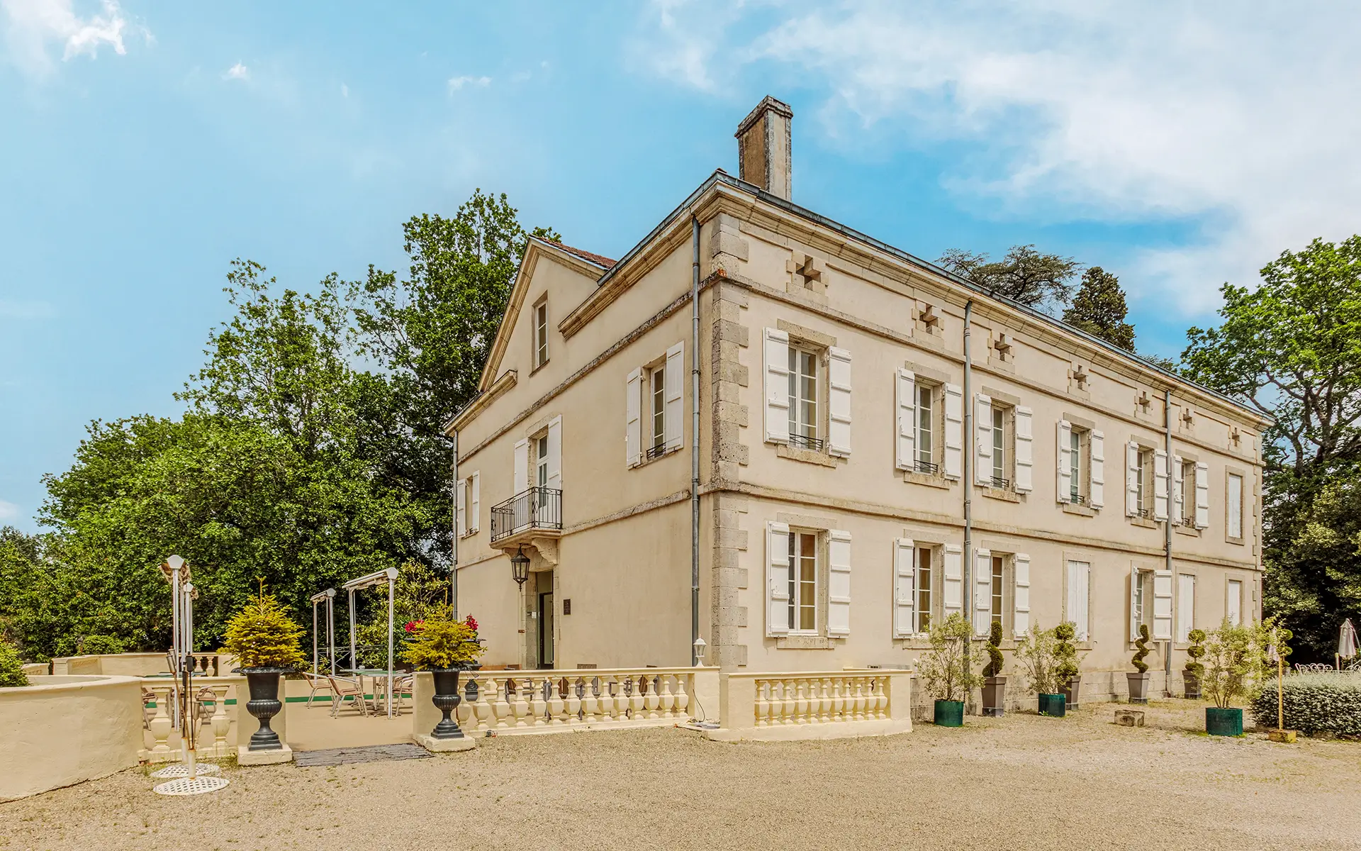 Façade du manoir néoclassique en Occitanie à vendre - Arrière-Cour, agence immobilière spécialisée en Occitanie