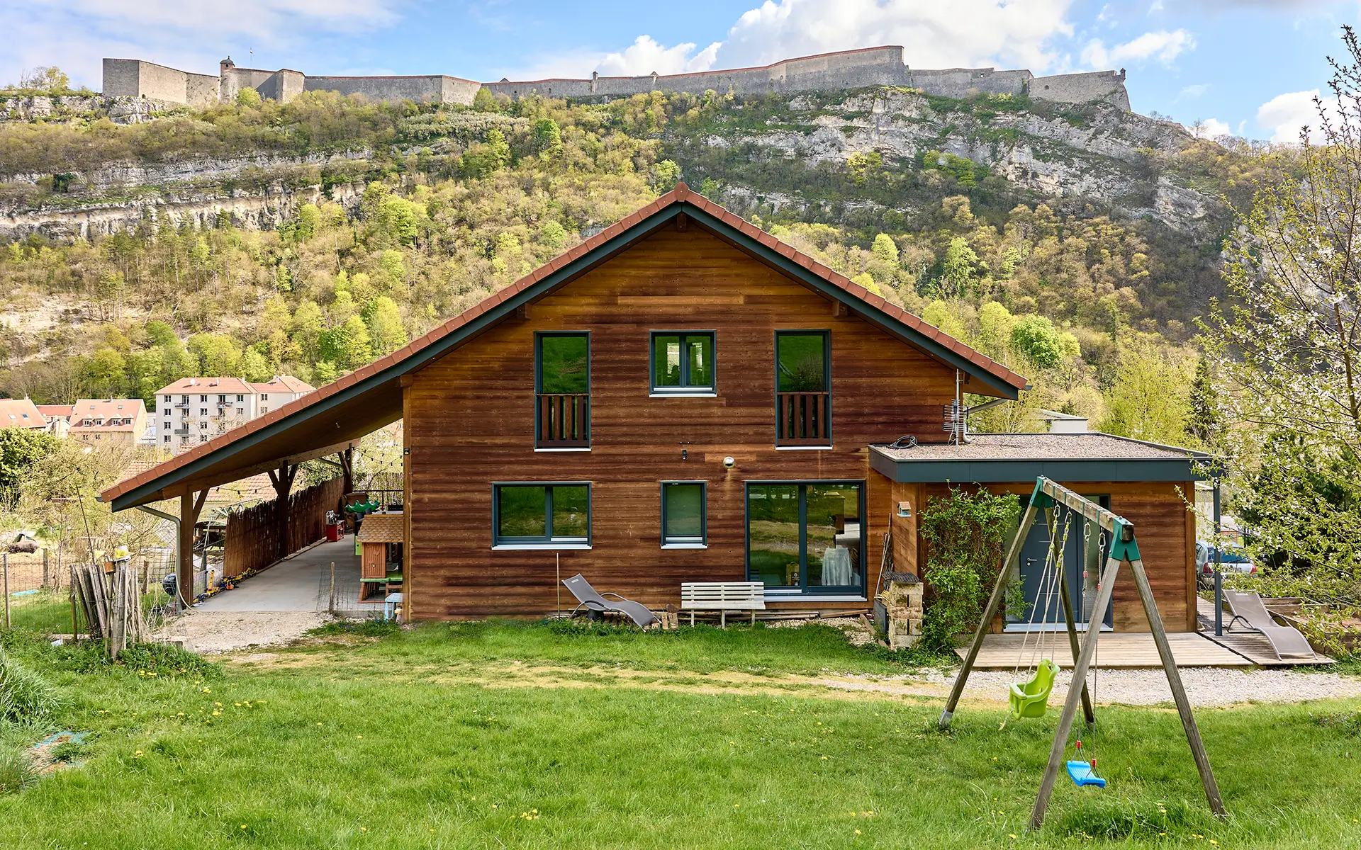 Façade et citadelle de la maison contemporaine en bois à Besançon à vendre - Arrière-Cour, agence immobilière spécialisée dans le Doubs