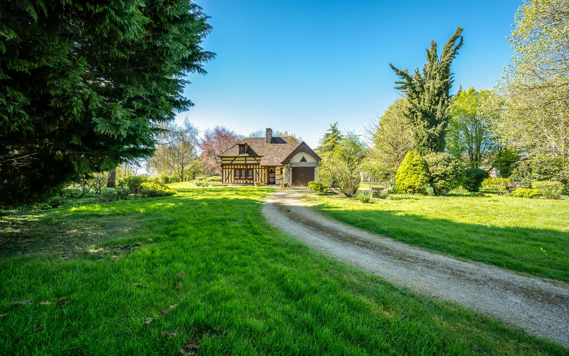 Façade et jardin de la maison en ossature bois à Assenay à vendre - Arrière-Cour, agence immobilière spécialisée dans l'Aube
