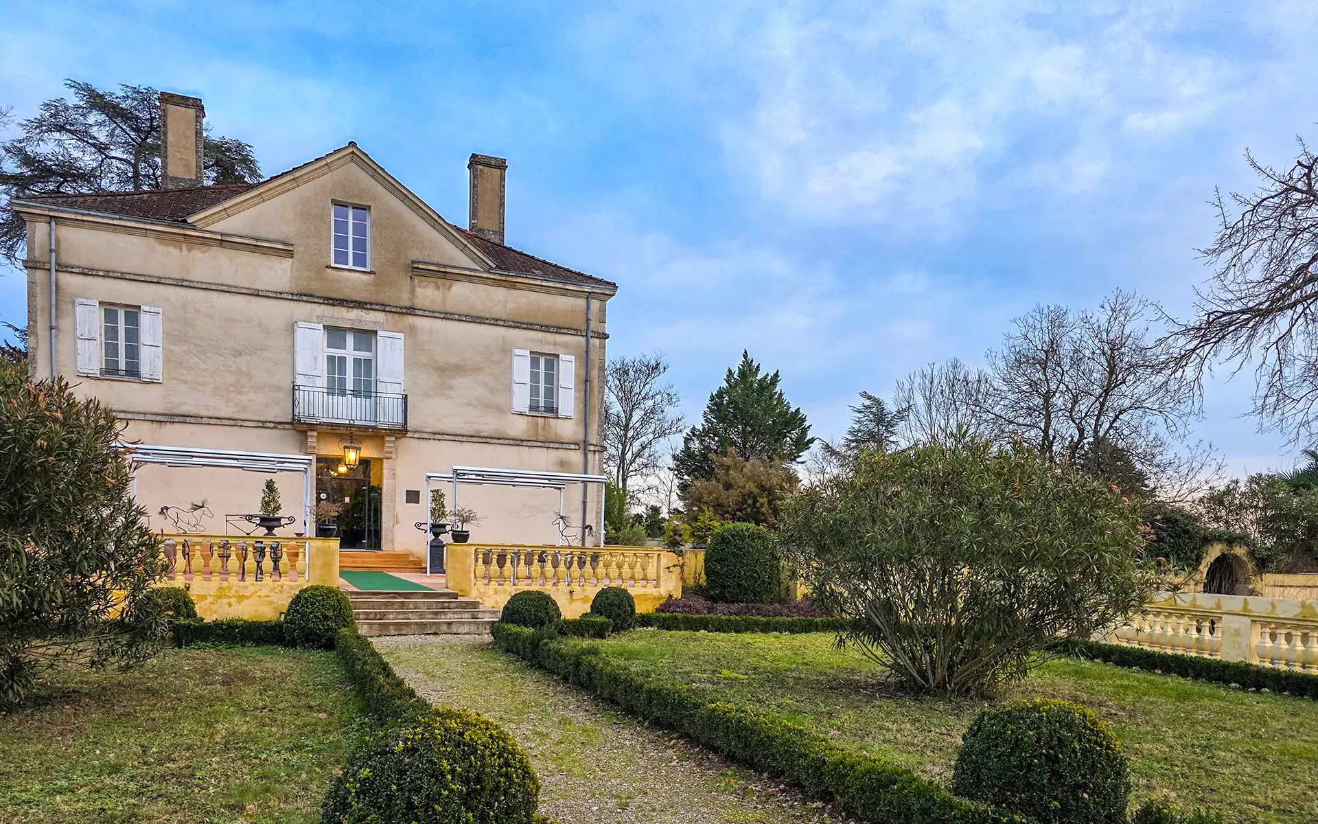 Façade et jardin du manoir néoclassique en Occitanie à vendre - Arrière-Cour, agence immobilière spécialisée en Tarn-et-Garonne