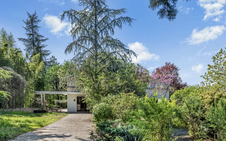 Façade et jardin d'une maison dans un parc à Curis-au-Mont-d’Or à vendre - Arrière-Cour, agence immobilière spécialisée dans le Rhône