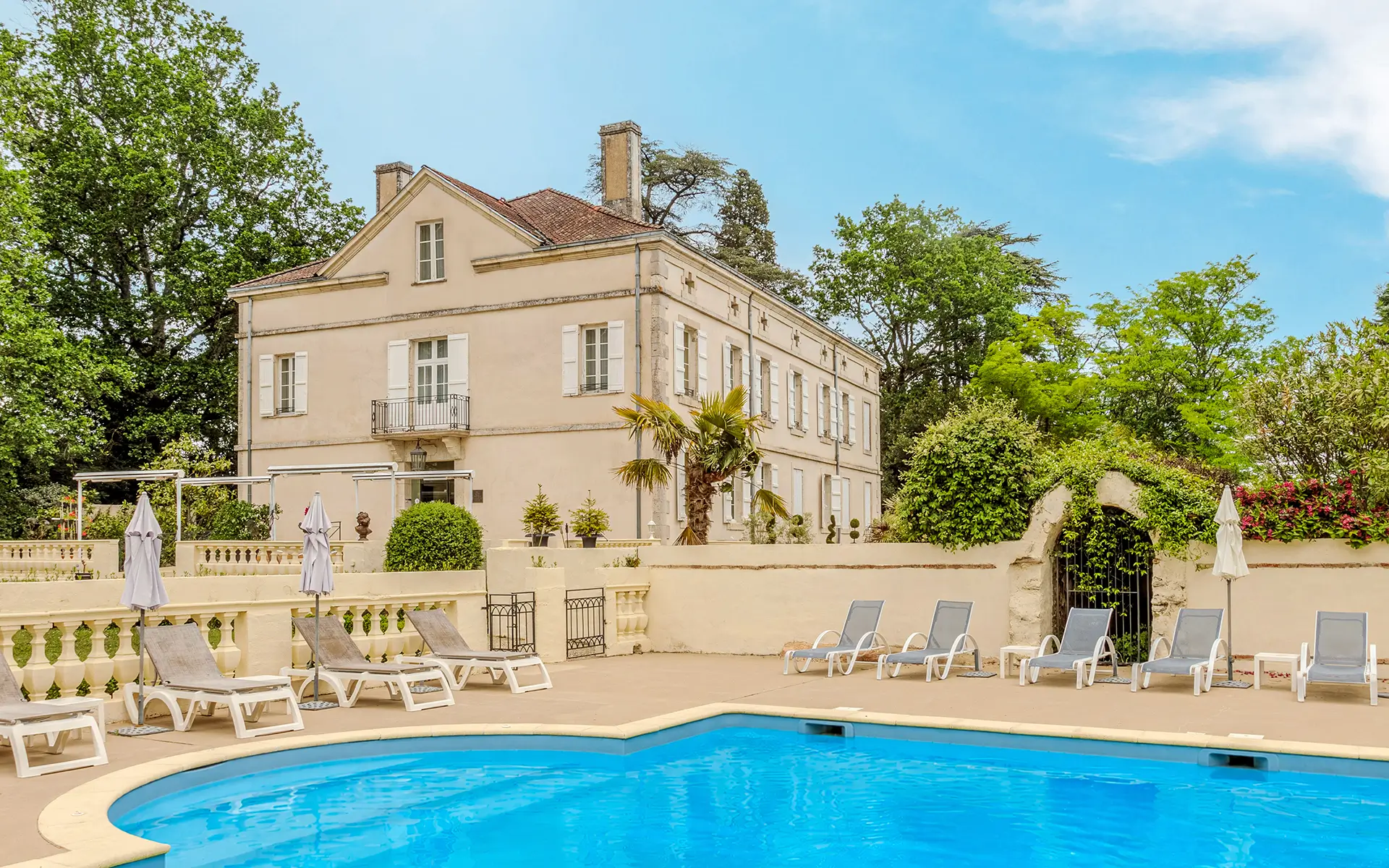 Façade et piscine du manoir néoclassique en Occitanie à vendre - Arrière-Cour, agence immobilière spécialisée en Occitanie