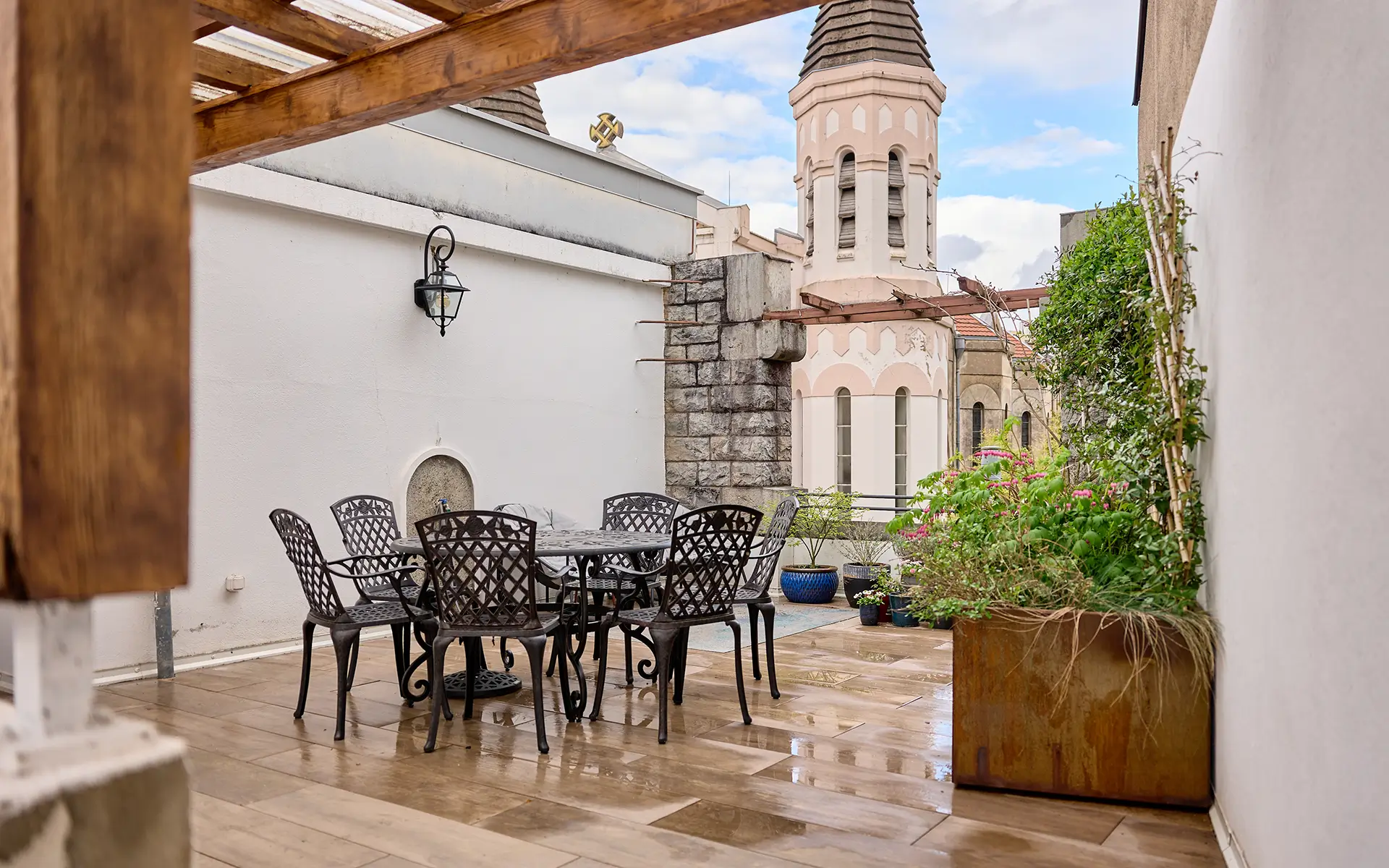 Façade et terrasse de l'appartement rénové avec terrasse Besançon à vendre - Arrière-Cour, agence immobilière spécialisée dans le Doubs