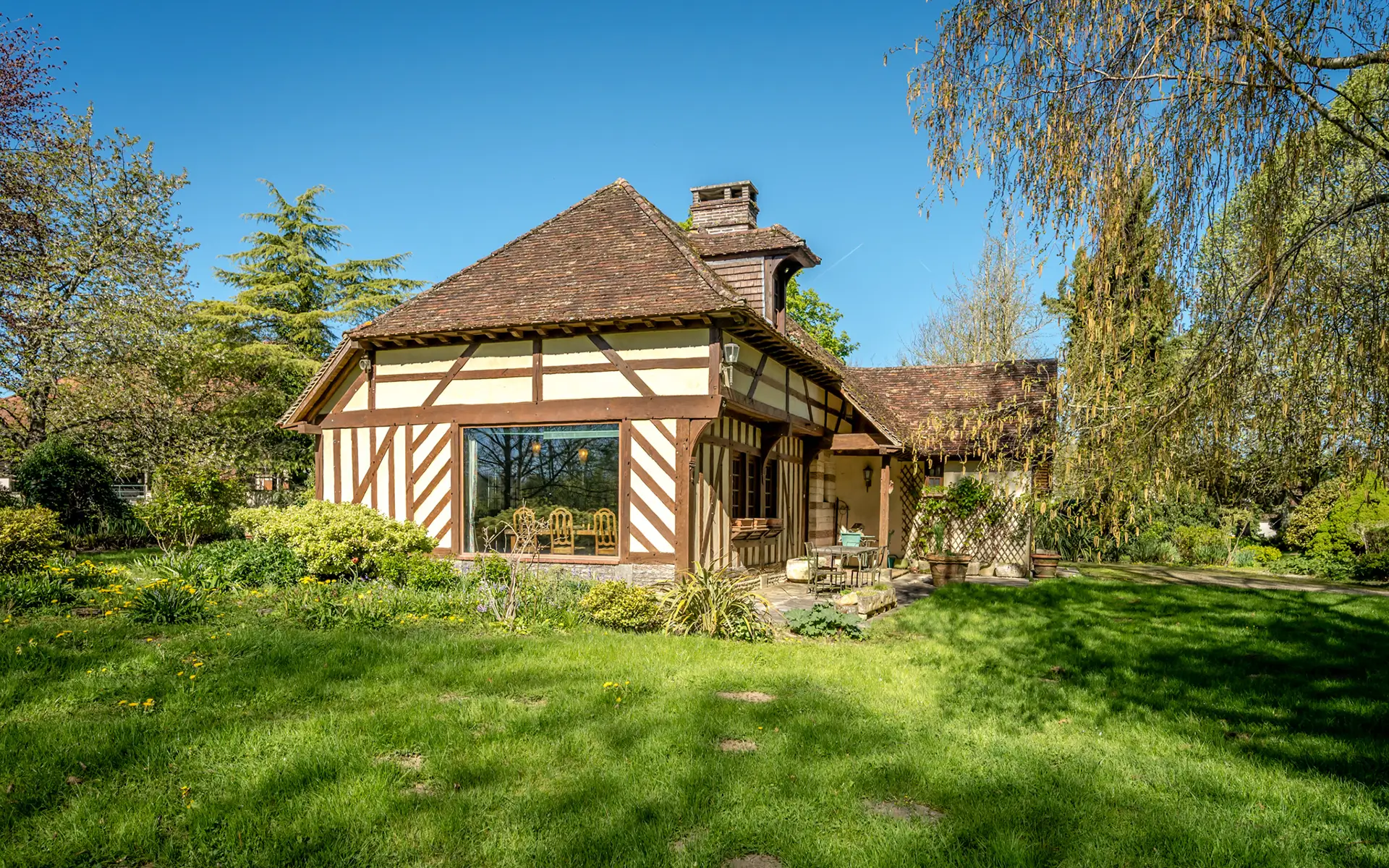 Façade et verdure de la maison en ossature bois à Assenay à vendre - Arrière-Cour, agence immobilière spécialisée dans l'Aube