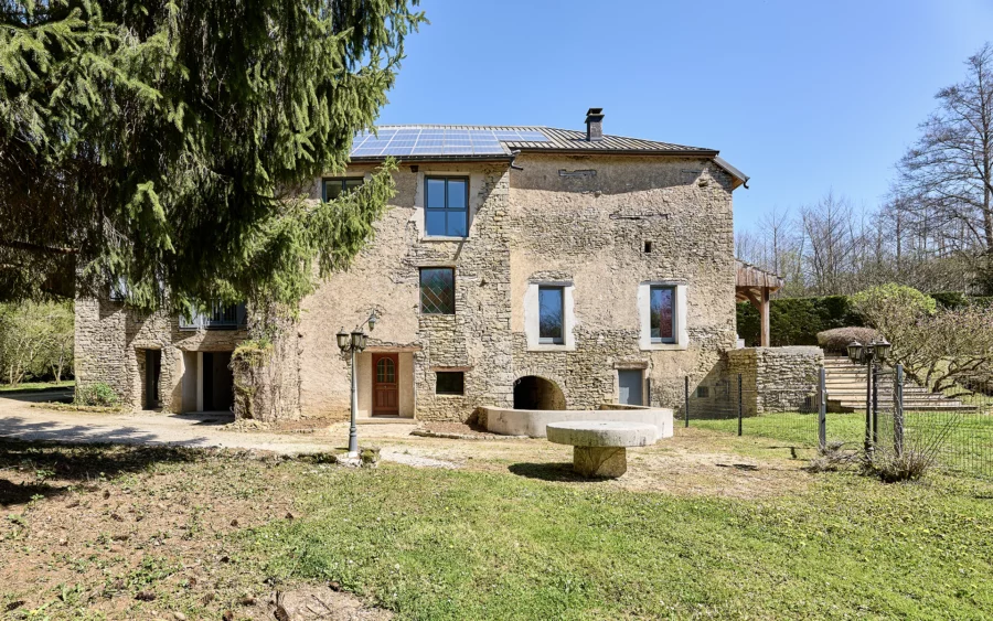 Façade du moulin XVIIIe siècle rénové, à Rioz à vendre - Arrière-Cour, agence immobilière spécialisée en Haute-Saône