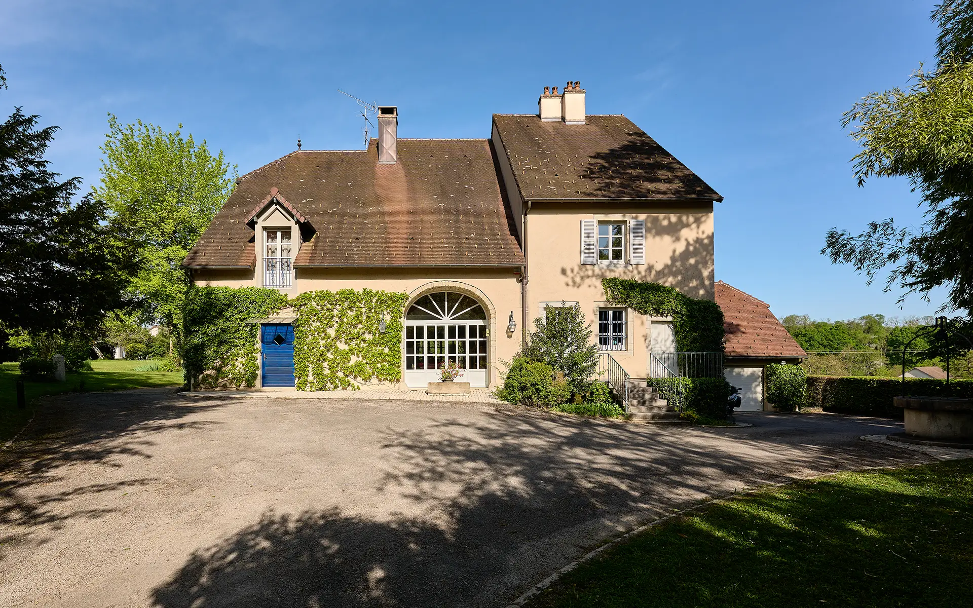 Façade sur le Prieuré de l’étoile aux portes de Lons-le-Saunier à vendre - Arrière-Cour, agence immobilière spécialisée dans le Jura