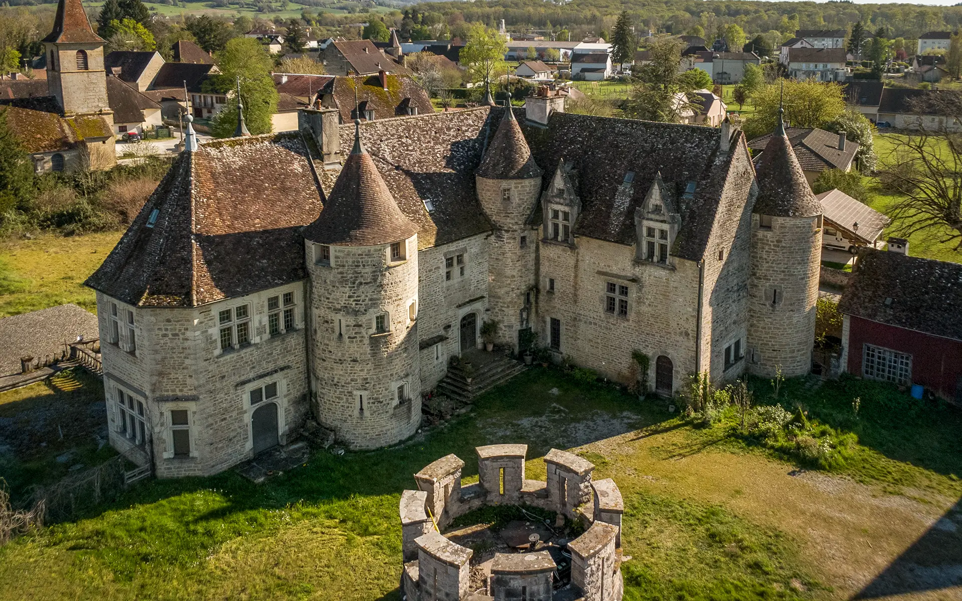 Façade lumineuse du domaine du XVe siècle à Domblans à vendre - Arrière-Cour, agence immobilière spécialisée dans le Jura