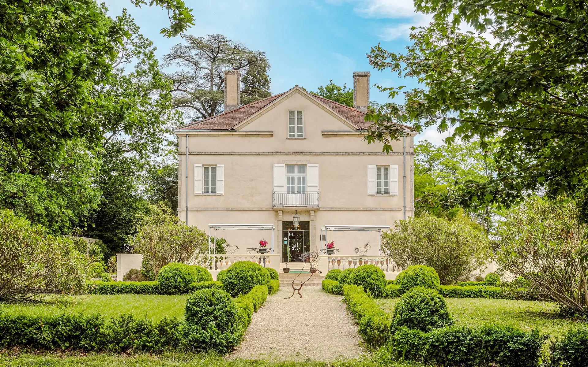 Façade lumineuse du manoir néoclassique en Occitanie à vendre - Arrière-Cour, agence immobilière spécialisée en Occitanie