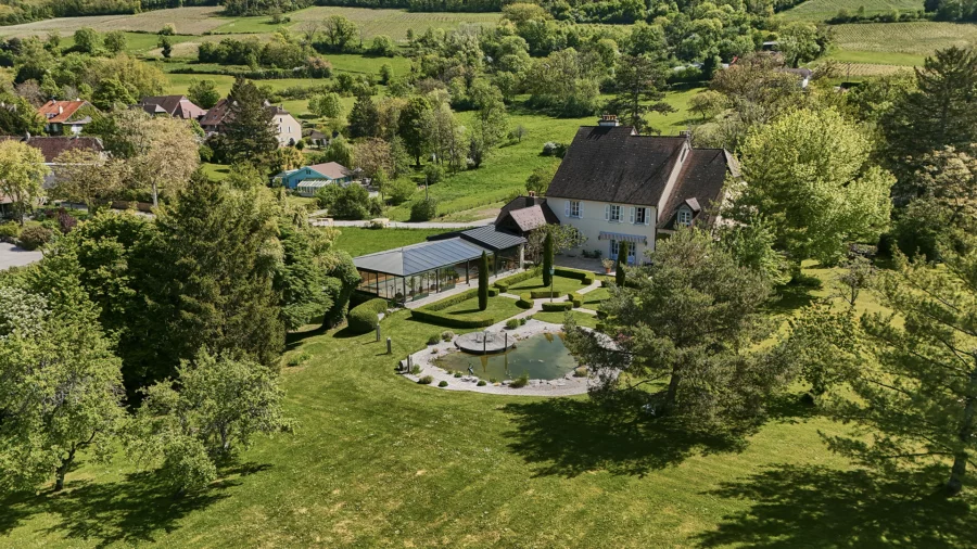 Façade lumineuse et piscine sur le Prieuré de l’étoile aux portes de Lons-le-Saunier à vendre - Arrière-Cour, agence immobilière spécialisée dans le Jura