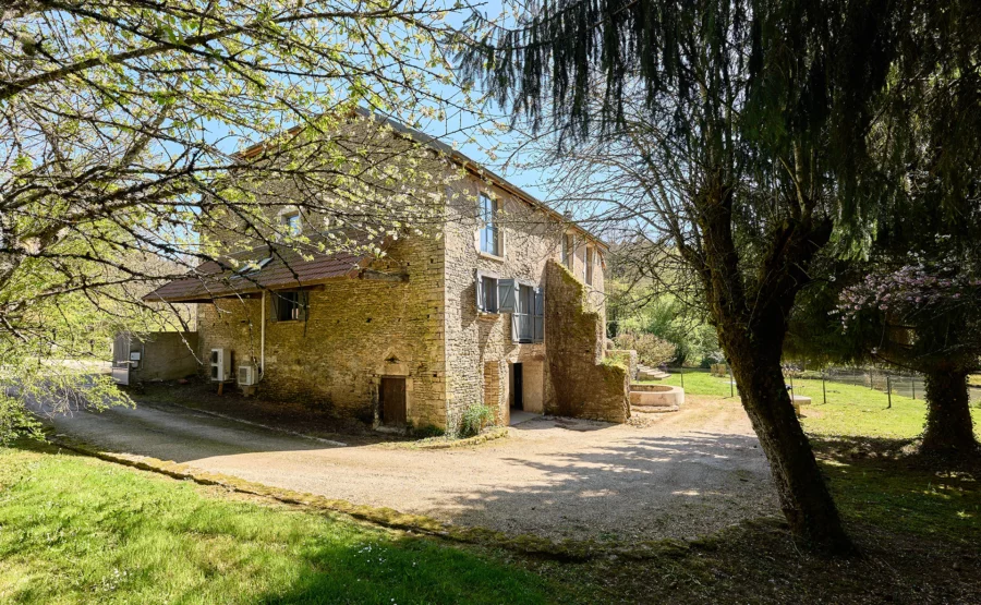 Façade lumineuse du moulin XVIIIe siècle rénové, à Rioz à vendre - Arrière-Cour, agence immobilière spécialisée en Haute-Saône