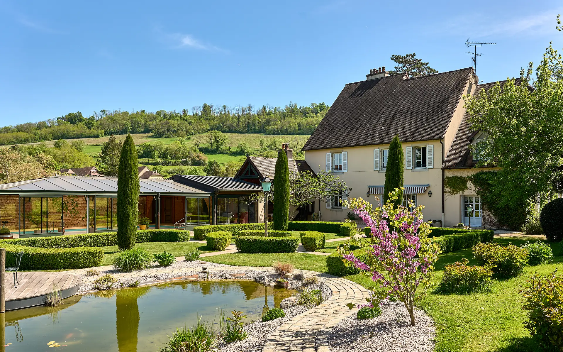 Façade lumineuse sur le Prieuré de l’étoile aux portes de Lons-le-Saunier à vendre - Arrière-Cour, agence immobilière spécialisée dans le Jura