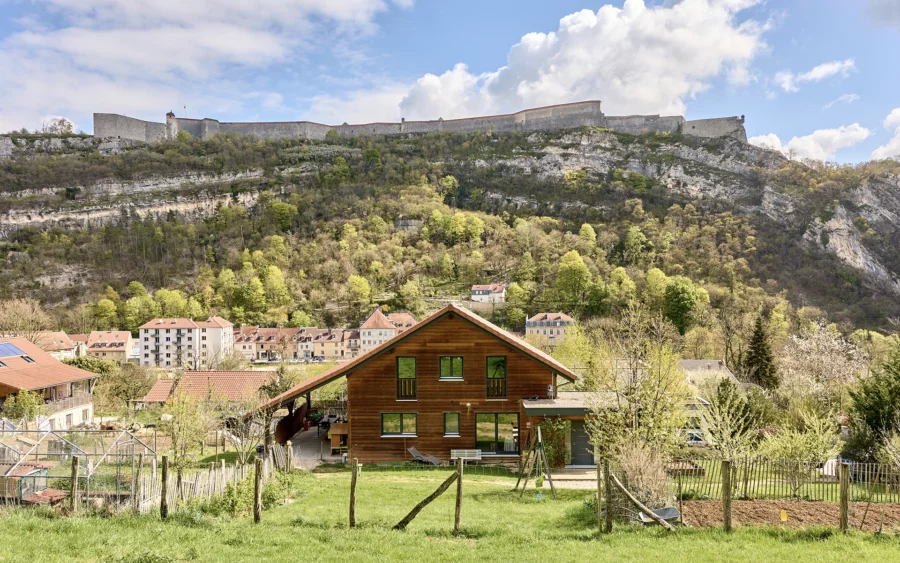 Façade lumineuse de la maison contemporaine en bois à Besançon à vendre - Arrière-Cour, agence immobilière spécialisée dans le Doubs