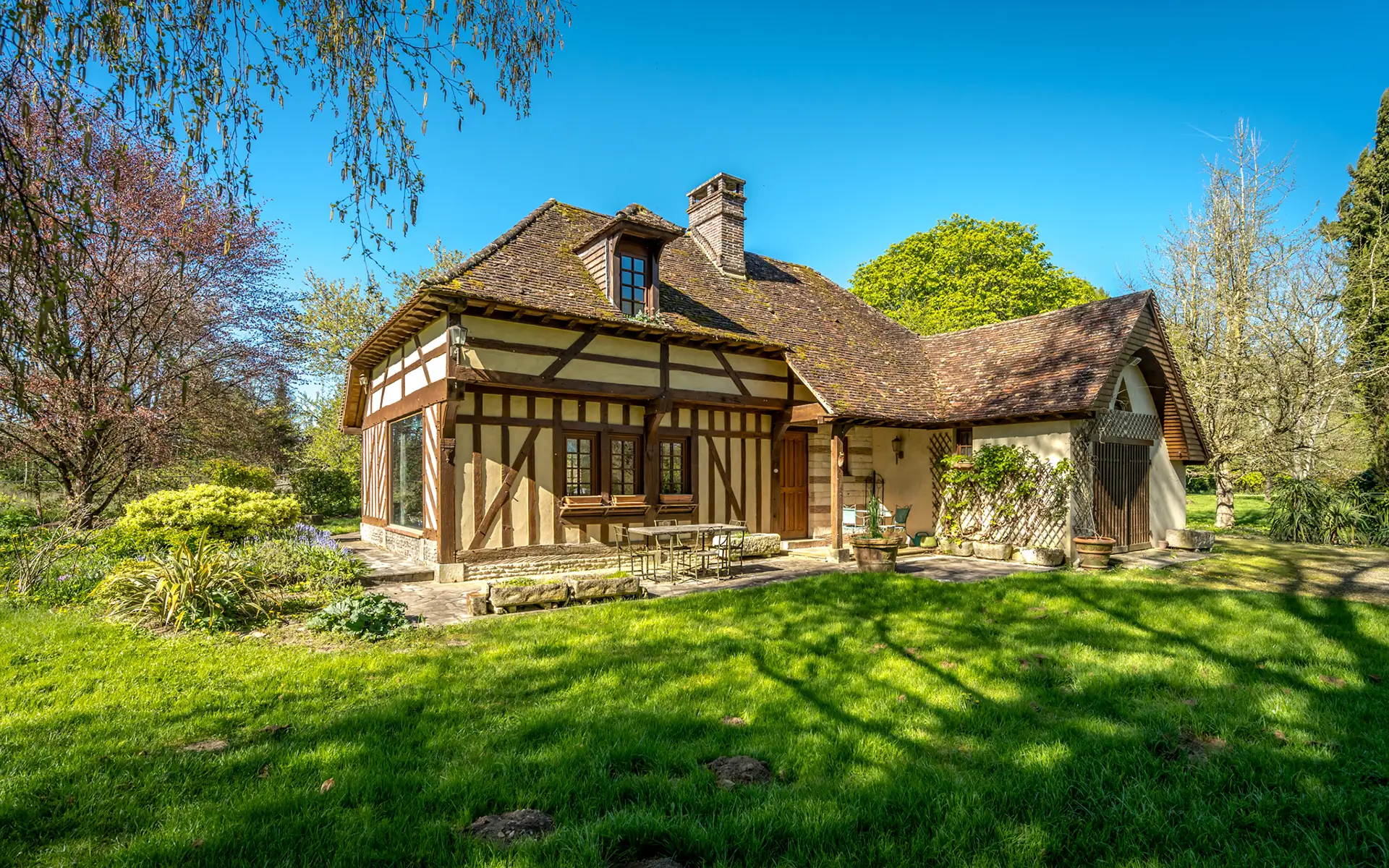 Façade lumineuse de la maison en ossature bois à Assenay à vendre - Arrière-Cour, agence immobilière spécialisée dans l'Aube