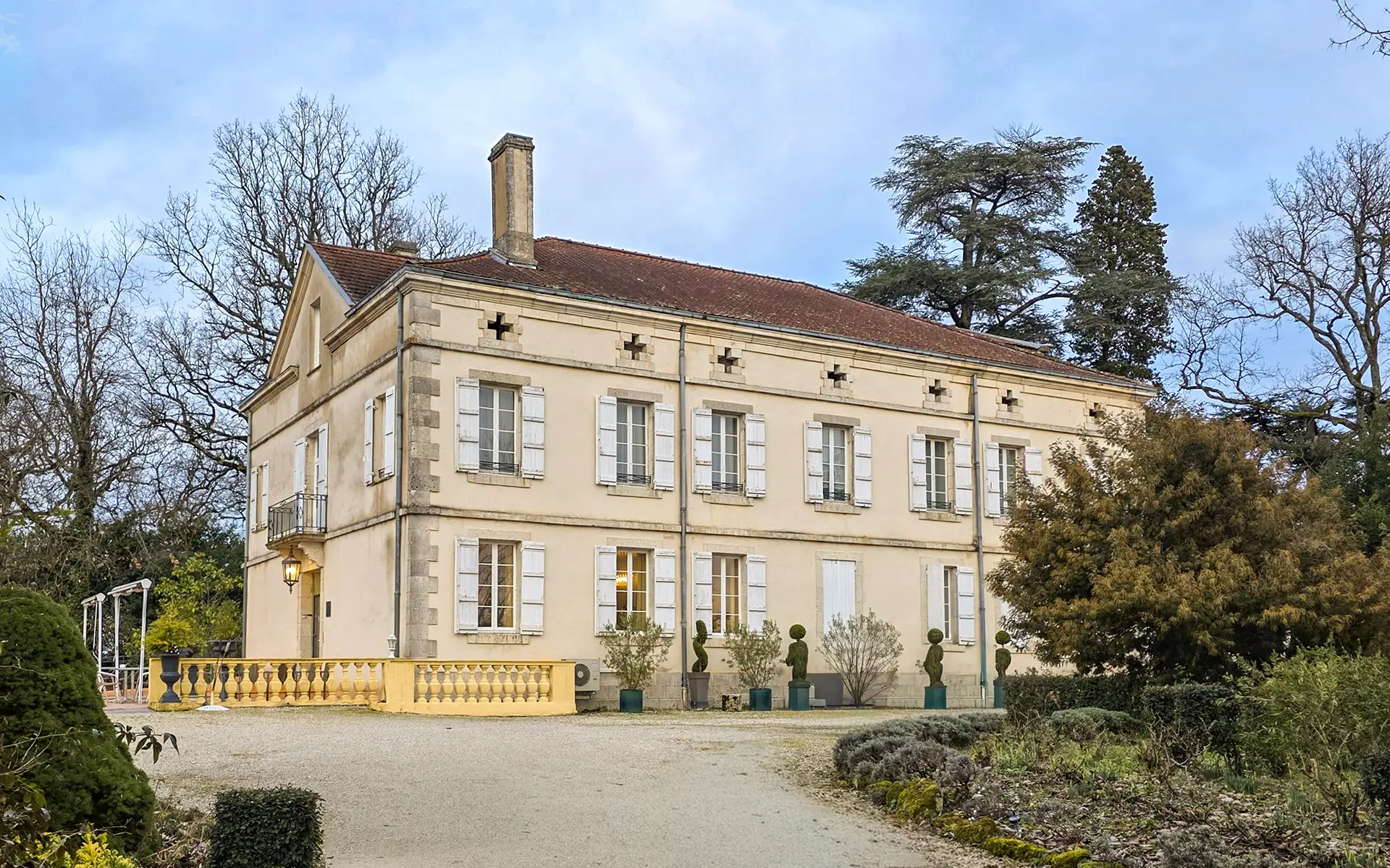 Façade lumineuse du manoir néoclassique en Occitanie à vendre - Arrière-Cour, agence immobilière spécialisée en Tarn-et-Garonne