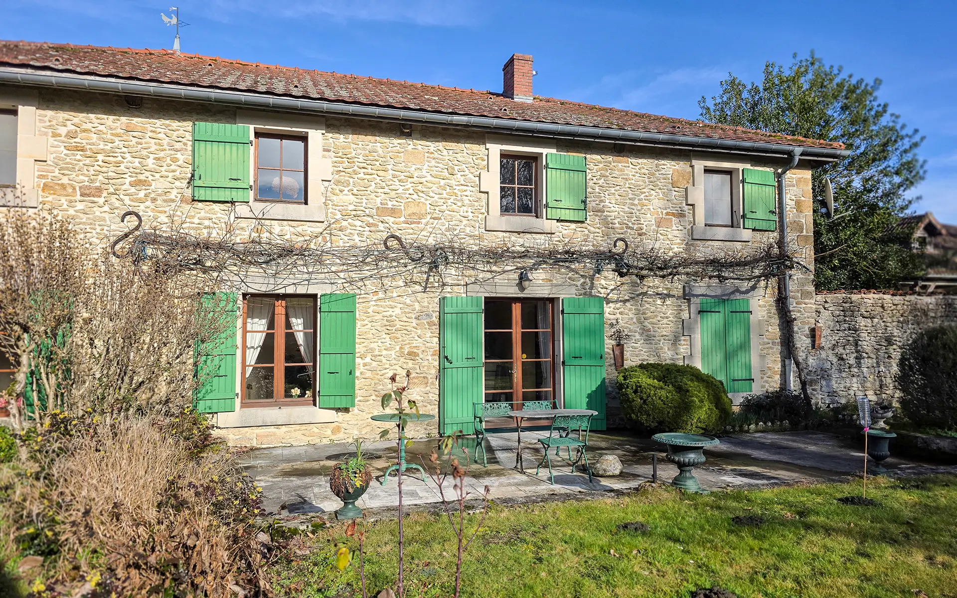 Façade lumineuse de la propriété avec moulin ancien en Haute-Marne à vendre - Arrière-Cour, agence immobilière spécialisée en Haute-Marne