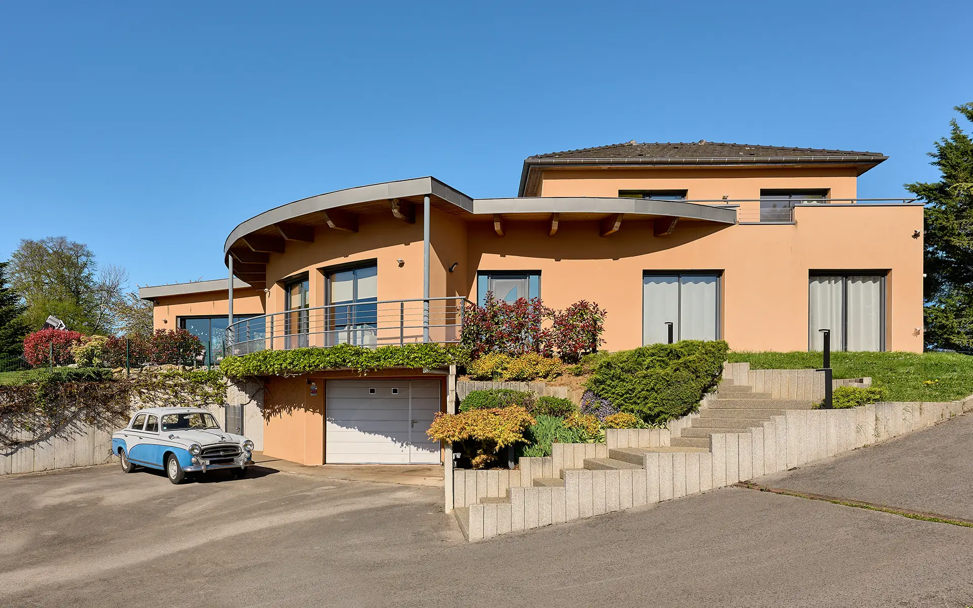 Façade lumineuse de la villa contemporaine sur les hauteurs des Montboucons à vendre - Arrière-Cour, agence immobilière spécialisée dans le Doubs