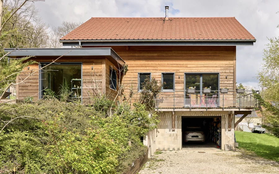 Façade de la maison contemporaine en bois à Besançon à vendre - Arrière-Cour, agence immobilière spécialisée dans le Doubs